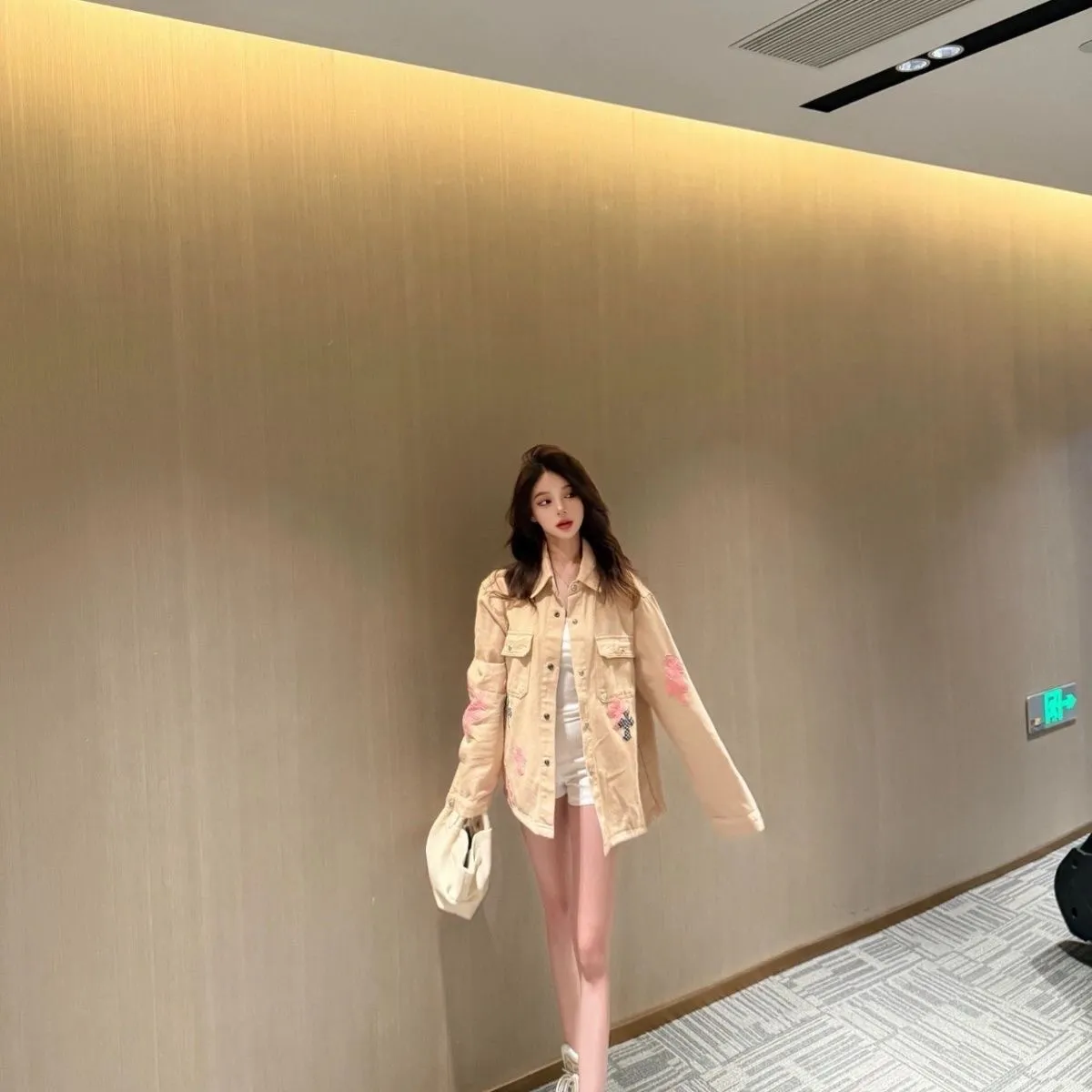 P270 💰 Chrome Hearts丨Chrome Hearts 25ss Cherry Blossom Pink Leather Jacket - WorkDog Pink Leather Jacket, a timeless workwear series. The fabric is made of custom-woven high-density canvas, which took more than two months. It was subsequently lightly coated to give the whole body a glossy look~ Zero color difference was achieved, and the texture details of the fabric were all in place! The crosses of the accessories are all genuine sheepskin, hand-stitched! The actual texture is better, the upper body is stiff, and it is OK for both men and women. Color: Khaki Size: S-M-L-X